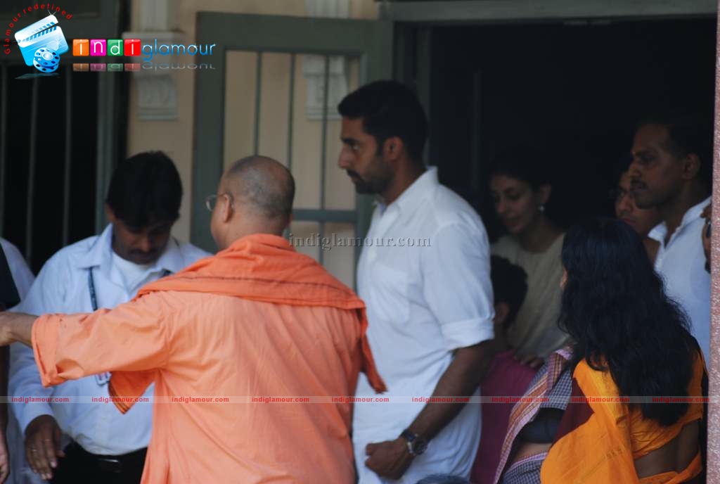 Aishwarya-Abhishek at Durga Pooja Event hd photo